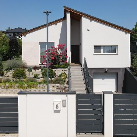 White Column House Apartment Diosd ภายนอก รูปภาพ