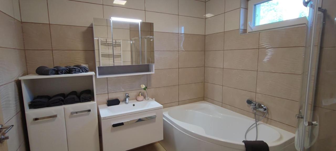 White Column House Apartment Diosd ภายนอก รูปภาพ