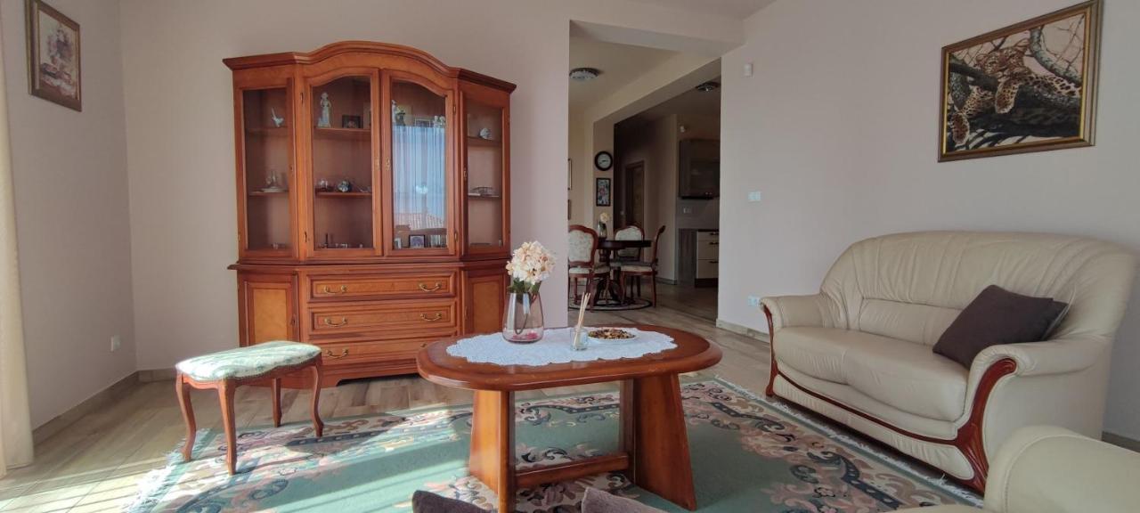 White Column House Apartment Diosd ภายนอก รูปภาพ