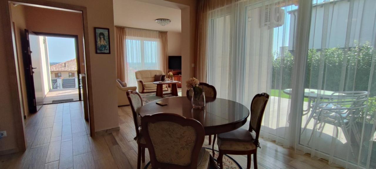 White Column House Apartment Diosd ภายนอก รูปภาพ