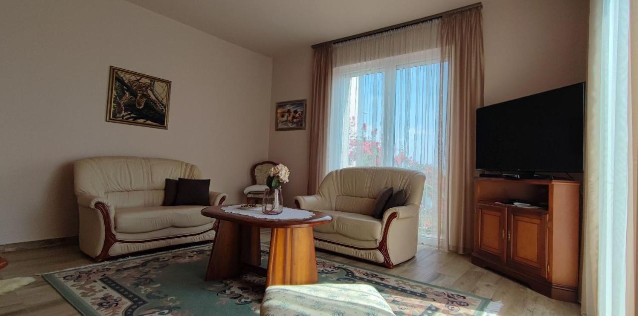 White Column House Apartment Diosd ภายนอก รูปภาพ