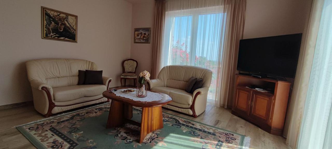 White Column House Apartment Diosd ภายนอก รูปภาพ