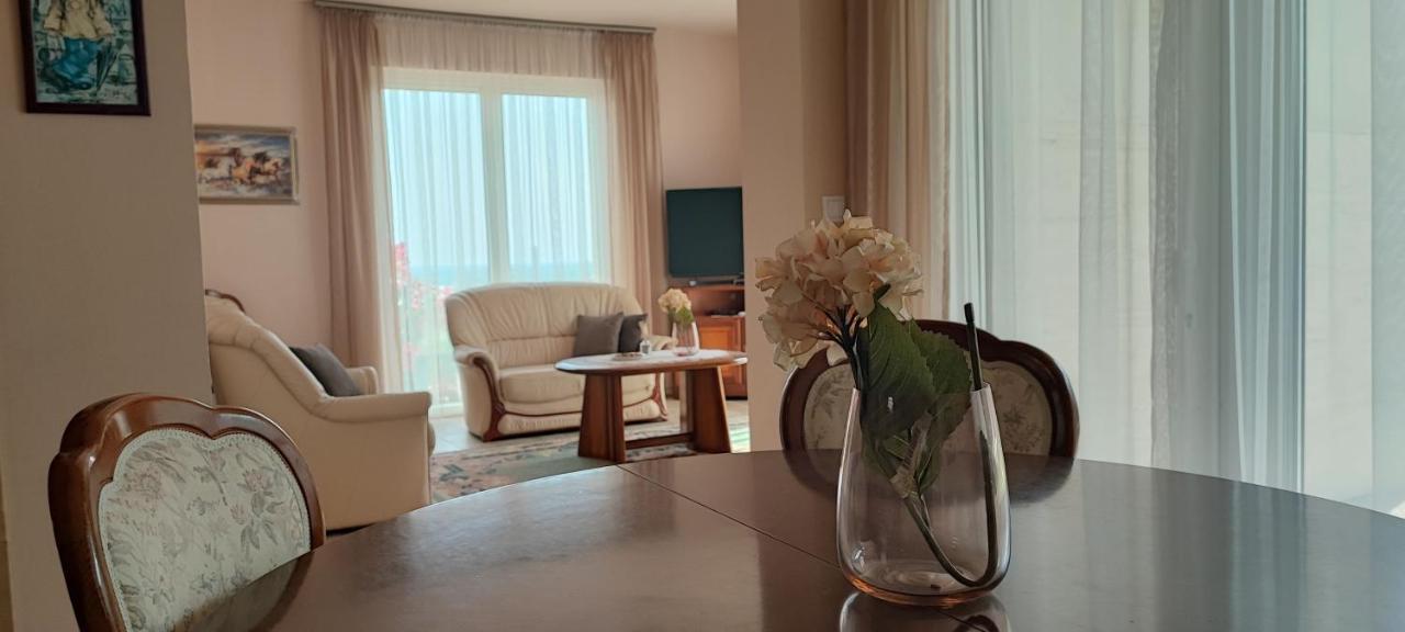 White Column House Apartment Diosd ภายนอก รูปภาพ